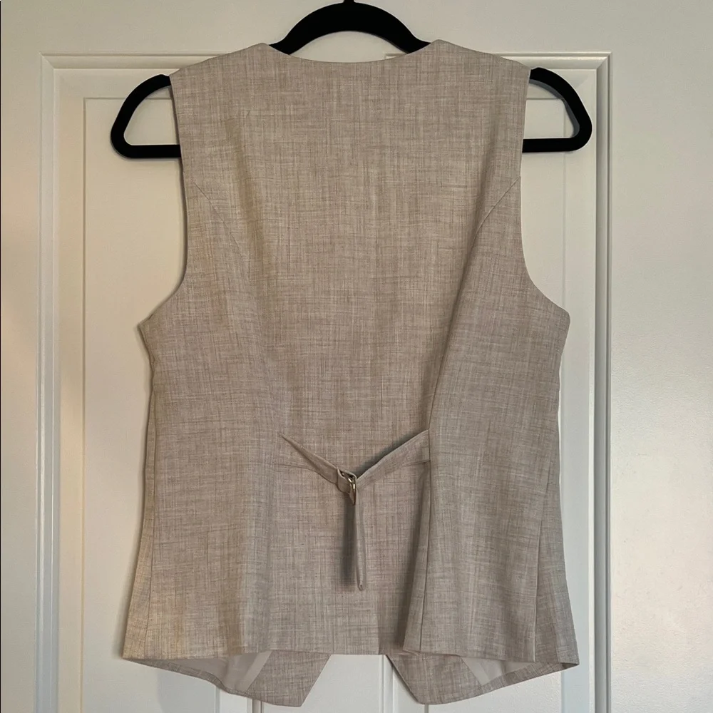 Abercrombie & Fitch Beige Sleeveless Vest - Picture 5 of 6